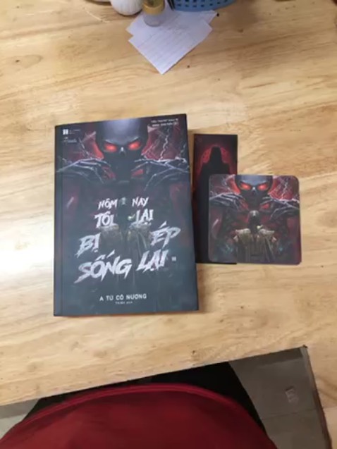 Giao hàng nhanh , mới đặt hôm trc hôm sau hàng đã giao r =))) , sách hơn có vấn đề vì mấy trang dính lại vs nhau . Tuy ko ảnh hưởng đến việc đọc như về hình thức thì hơn khó chịu một xíu 🥲