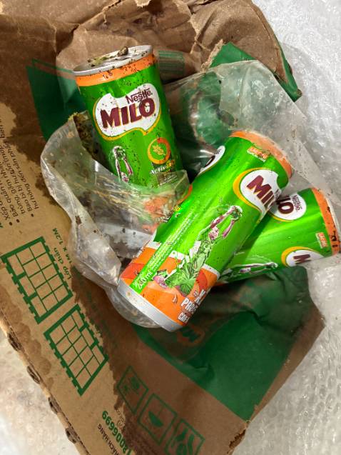 Tôi thường đặt 4 thùng milo ***, hoặc milo hộp giấy để uống dần dần. Lần này là trải nghiệm kinh khủng nhất từ trước đến nay
Thông thường 2 thùng milo sẽ được gói lại trong lớp ni*** và chống sốc, nên tôi đặt 4 thùng sẽ nhận 2 gói lớn
Khi tôi khui gói đầu tiên, thùng milo đầu tiên tôi lấy ra bình thường
Thùng milo thứ 2, tôi thấy được gói dầy thêm 1 lớp ni*** so với thùng milo trước đó. Khi tôi khui lớp ni*** này ra thì thấy có mùi hôi, sau khi lấy hết mấy *** milo ra thì thấy có 1 *** bị xì, và rất nhiều dòi. Tôi nhấn mạnh 1 lần nữa rất nhiều dòi. Tôi rửa sạch những *** milo còn lại thì thấy có nhiều vết móp, tôi đoán là thùng milo thứ 2 này do va đập nên 1 *** milo bị xì ra, và có người cố tình bao bọc thêm 1 lớp ni*** nữa nhằm che mắt qua loa

Vấn đề ở đây là tôi rất thấy vọng với thái độ xử lý đơn hàng lần này. Nếu hàng bị hư thì tôi có thể chờ và đổi lại. Vì hành vi gói thêm 1 lớp ni*** qua loa thì đang xem thường khách hàng, biết hàng có vấn đề mà vẫn giao