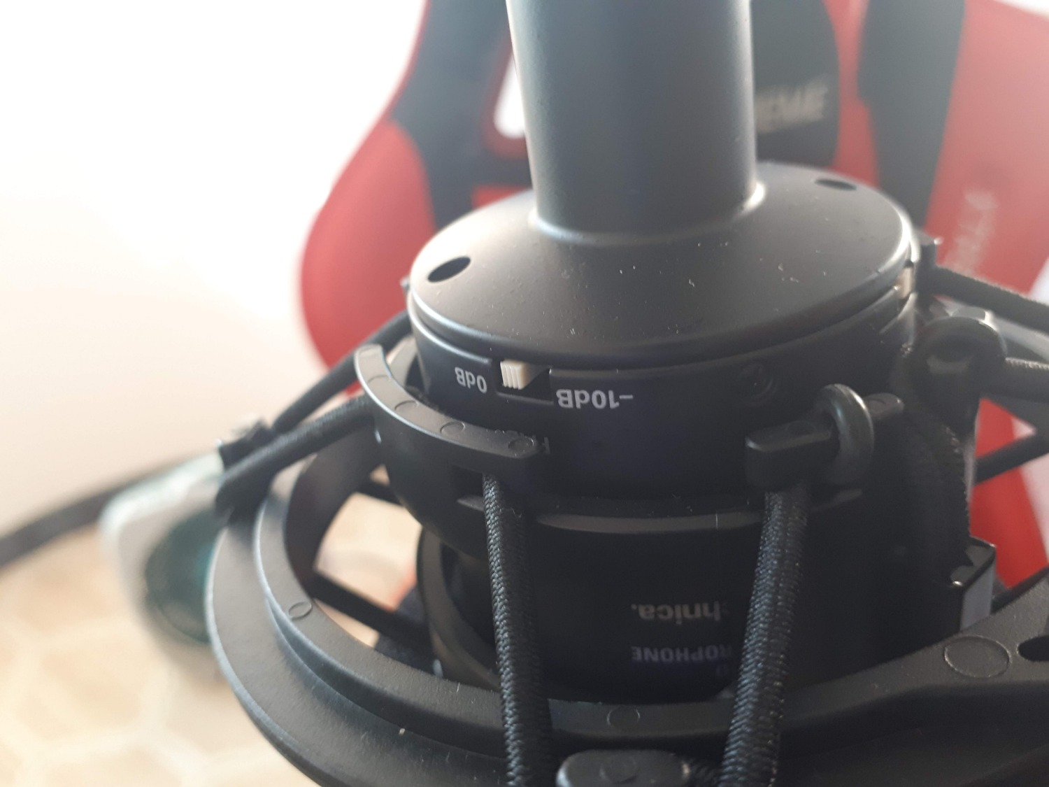 Tầm mic phổ thông thì dòng AT của Audio Technica là best rồi.
Thân mic đẹp và chắc chắn, thu tiếng cực kỳ nhạy và chính xác. Rất hút tiếng nên cũng thu luôn nhiều tạp âm môi trường nếu có.
Mic có kèm shockmount để lắp và túi đựng.
Mặt trước mic có in tên hãng và logo, tiếc là không có đèn led chỉ thị.
Mặt sau mic có 2 nút gạt:
 - Một là roll-off 80Hz giúp giảm các âm siêu trầm, giảm âm hơi các phụ âm "ph", "th", 
 "b", "p" giúp giọng nhẹ hơn và trong hơn, đồng thời giảm được một số tạp âm. 
 - Nút còn lại là padding 10Db giúp giảm âm lượng khi thu trực tiếp các nguồn âm có 
 cường độ cao,