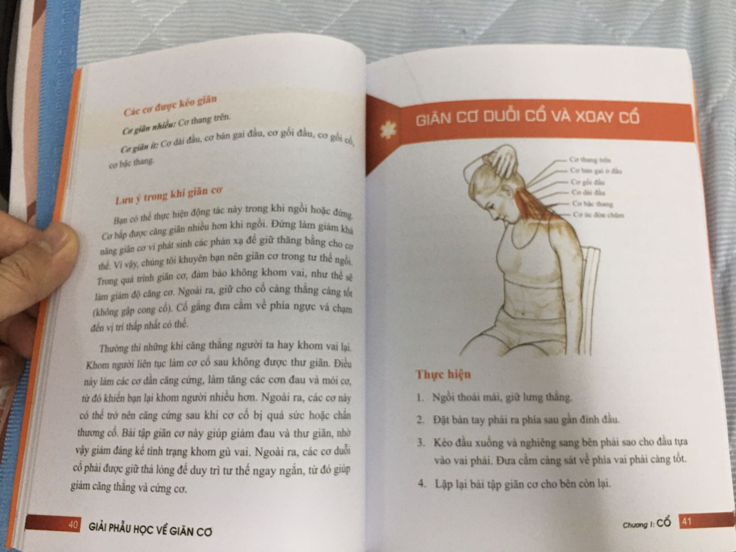 Về chất lượng: Sách dày, giấy in đẹp và thơm. Về hình thức: Cách thiết kế bắt mắt với tông màu cam nâu nhưng nên chú ý thay đổi kiểu trang trí một chút để tránh gây hiểu lầm là giấy bị nước làm loan, lem hay cũ mốc như nhiều đánh giá nông cạn khác. Không có kiểu bị loan hay lem hay mốc nào mà giấy phẳng như thế, nhìn giống nhau y hệt như thế và khi đóng sách lại nhìn bên hông các trang (không phải gáy sách nhé) lại trắng sạch như thế cả. Về nội dung: sách trình bày phải nói rất chi tiết và quá tỉ mỉ đến mức mình tưởng chuẩn bị học y đến nơi. Những kiến thức giải phẫu học, cơ xương và vai trò của chúng tác động qua lại với nhau ra sao... ban đầu tưởng không cần thiết nhưng rất có ích với những huấn luyện viên, bác sĩ (Đông Tây Y) muốn có kiến thức nền tảng sâu và chắc chắn để phục vụ công việc lên giáo án tập, làm vật lý trị liệu hay bổ trợ cho công việc khi cần. Người đọc bình thường cũng không cảm thấy khó khăn trong việc tìm kiếm thông tin mình cần vì sách cũng trình bày những nội dung chính rất ngắn gọn và sáng *** có thể nắm được ngay. Các hình vẽ minh hoạ đẹp và to dễ hình dung. Dịch thuật theo mình là rất ổn vì mình đọc thấy dễ hiểu và vì mình chưa đọc hết nhưng nếu có lỗi nào đó về dịch thuật thì mình tin nó cũng không trầm trọng mà có thể bị nghiêng về văn phong chưa tự nhiên thôi mà điều đó thì có thể cho qua vì đây là sách để lấy thông tin học tập chứ không phải tiểu thuyết. Tóm lại là sách đáng mua nếu bạn ý thức được sức khoẻ là vô giá.