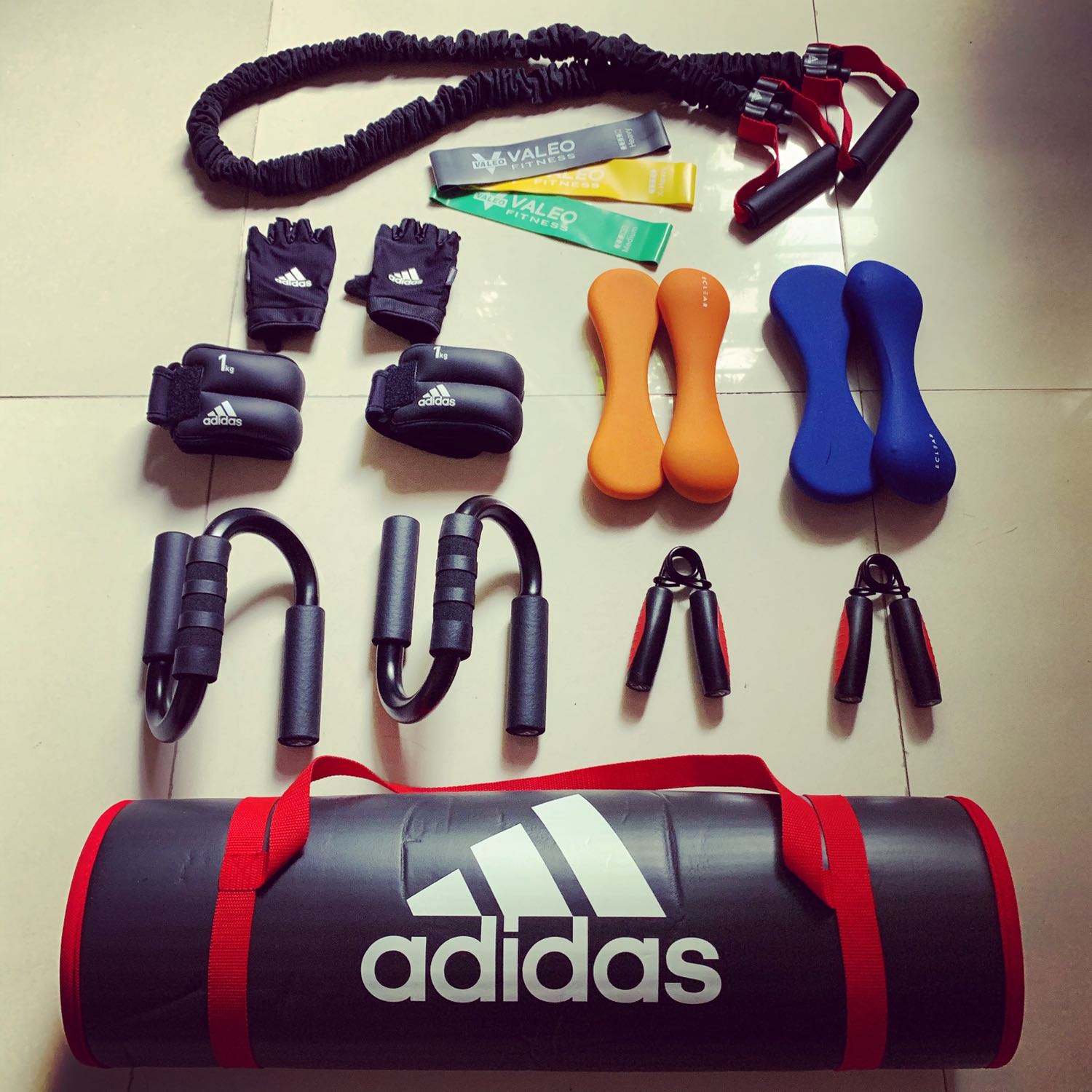 Thảm đẹp, dày và không bị trượt. Có mùi lúc mới mở ra nhưng không thành vấn đề. Mình mua trước đây 02 cái thảm yoga rồi nhưng đây là cái dày và êm nhất. Tiền nào của đó.