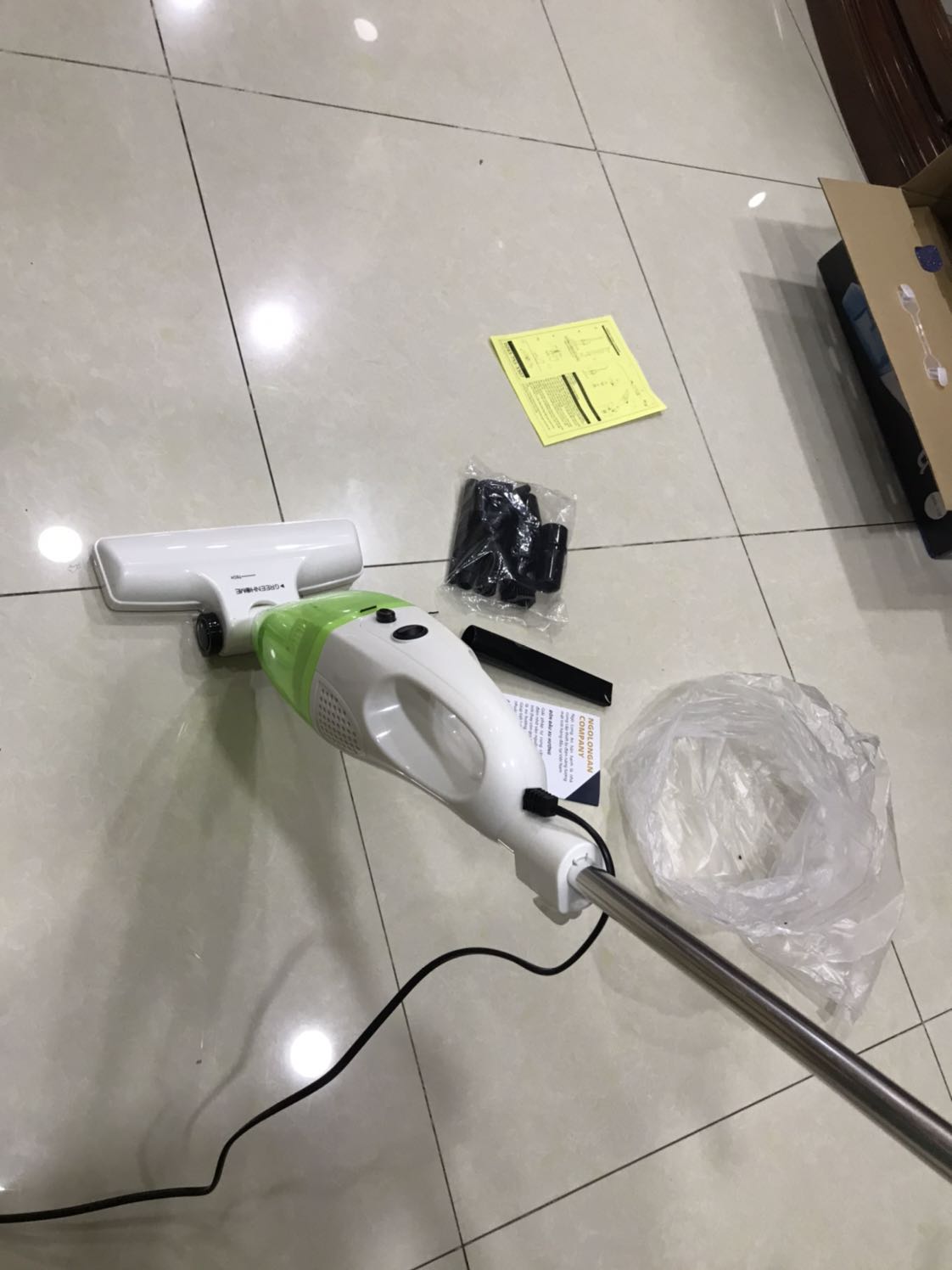 Máy gọn nhẹ, dễ sử dụng. Hút được những thứ mình không thấy :)) Hơi nhanh bị nóng, nhưng không sao. Mình thấy vậy là đủ dùng để dọn dẹp linh tinh. Giá 638k không biết có bị hố không.