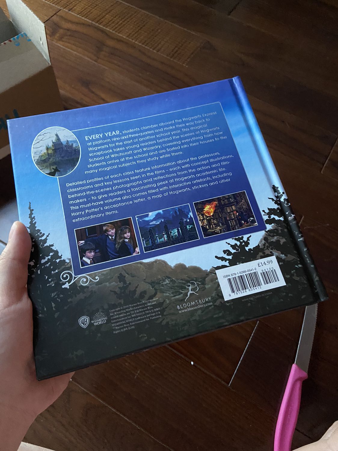 Có xước một đường bé trên bìa mặt trước nhưng mà bé thôi nên không sao. Nói chung là ổn