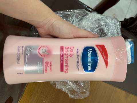 Giao hàng rất nhanh. Đặt hôm trước, hôm sau nhận được ngay. Đóng gói cẩn thận. Lotion màu hồng, thắm nhanh trên da, chắc do mình quen mùi hương nhẹ rồi nên thấy mùi này hơi nồng xíu. Chai to lắm, giá so với kích thước thì giá quá okay rồi. Lần đầu sử dụng nên mình không đánh giá sâu về sản phẩm.