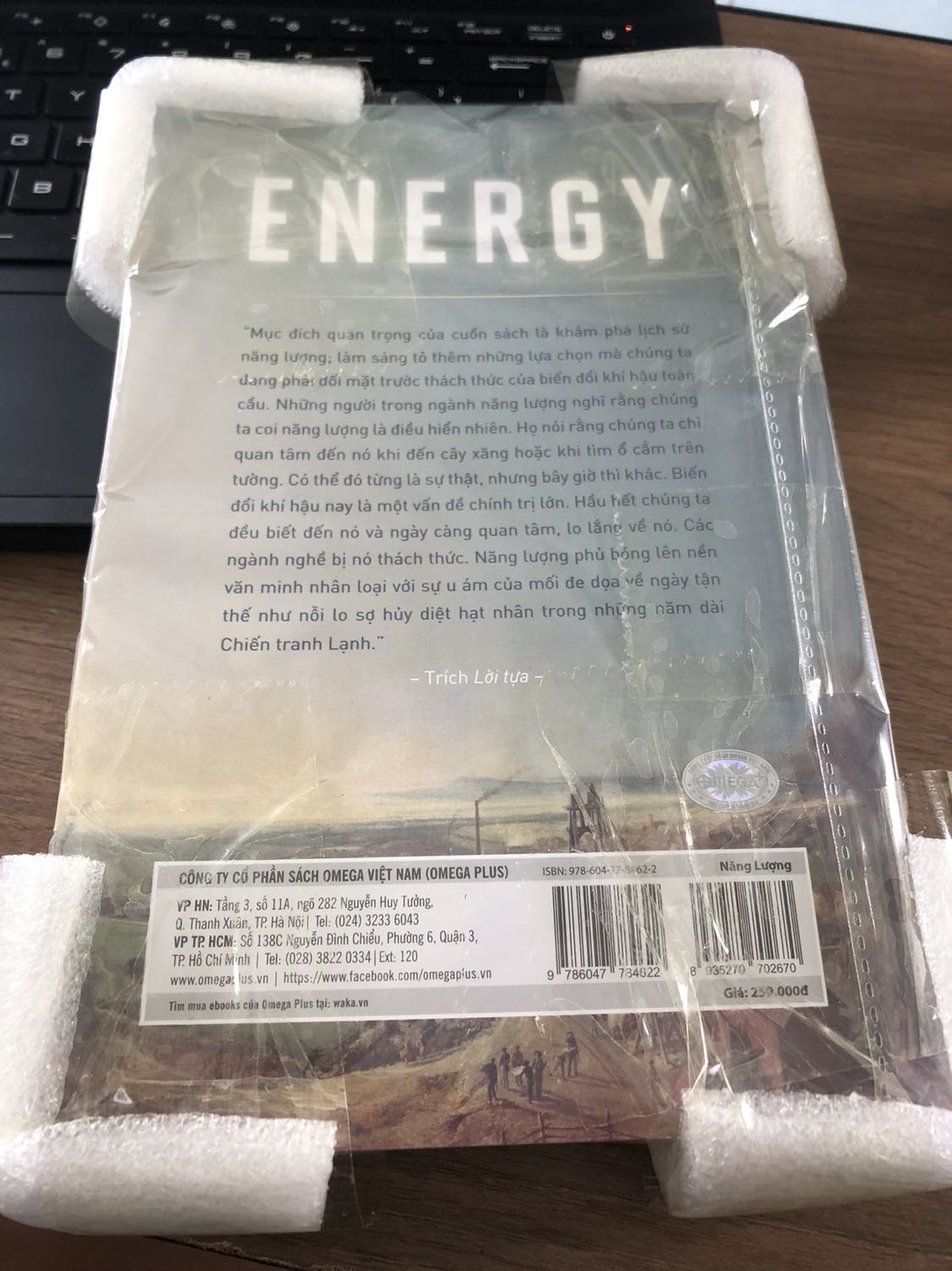 Bọc cẩn thận, mình đã từng đặt hơn 30 cuốn sách nhưng phải nói đây là lần đầu mình được bọc cẩn thận đến vậy, có bọc góc sách bằng miếng xốp, giấy nilong cực kì chất lượng, mình dùng lưỡi lam cũng rất khó làm đứt được. Về nội dung sách thì mình rất mong chờ để được trở về lịch sử 400 năm phát triển