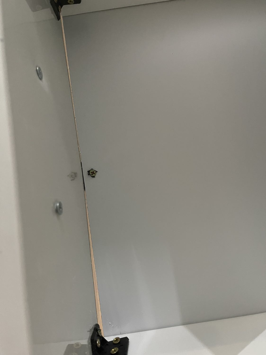 Tủ nhựa nên lỏng lẻo rung rinh, tính thẩm mỹ không cao, chỉ đúng phù hợp để áo quần cho bé chứ để đồ nặng tý thì nguy lắm, chỉ là các miếng nhựa ghép vào thợ cưa bắt vít làm ẩu, các mối nối hở. Không bằng tủ nhựa Duy Tân, nên cân nhak khi mua, với số tiền đó nên mua tủ Duy Tân sẽ an tâm hơn. Mua rồi thật sự chỉ chấm đc 5 điểm với số tiền 1tr5