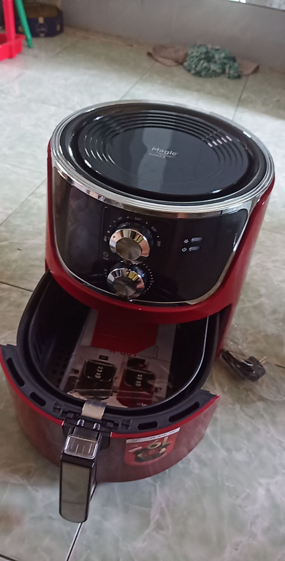 Khi vừa giao hàng về nhà mình làm ngay món đùi gà chiên, Sản phẩm tuy to nhưng hướng dẫn sử dụng thì ghi rằng chỉ chiên được 700g nên cũng chẳng nấu được nhiều, mà gà chiên ra cũng không được giòn ngon, trước lúc chiên còn phải quét dầu vào khung chiên theo hướng dẫn sử dụng, vệ sinh cũng khá phức tạp. Hàng mới đẹp nhưng sử dụng thì không tốt lắm.