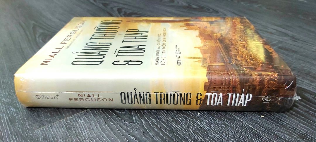 "Thế kỷ XXI đã được ca ngợi là kỷ nguyên của kết nối mạng lưới, hiểu theo nghĩa công nghệ lẫn xã hội. Tuy nhiên, trong Quảng trường và tòa tháp, Niall Ferguson lập luận rằng các mạng lưới đã và luôn luôn đồng hành cùng chúng ta từ rất lâu đời cho đến tận thời nay, từ hình thái cấu trúc của bộ não đến chuỗi thức ăn, từ phả hệ gia đình đến khối cộng đồng tự do... Vì thế, cuốn sách này ra đời với tư cách một kháo sát về lịch sử tồn tại và hoạt động của các hệ thống mạng lưới trong xā hội con người, về căng thẳng giữa các mạng lưới phân tán và các trật tư thứ bậc vốn lâu đời như chính loài người và tồn tại bất chấp tình trạng công nghệ (mặc dù công nghệ có thể ảnh hưởng đến việc bên nào chiếm ưu thế), cũng như sự trở mình để vươn lên nắm lấy quyền lực tối cao trong một xã hội của những mạng lưới này, để từ đó có thể tác động làm biến chuyển và cải tạo các công đồng từ phạm vi cục bộ đến toàn cầu. Nhiều người ngày nay mắc sai làm khi nghĩ rằng Internet đã thay đôi bản chất thế giới. Tuy nhiên, theo một phán quyết đa số gần đây của Tòa án Tối cao Mỹ đã ghi nhận, Internet chi là "quảng trường công cộng hiện dại". Kỳ thực, công nghệ đến và đi. Thế giới vẫn là một thế giới của quảng trường và tòa tháp."
Nội dung và hình thức sách đẹp, dịch vụ tốt và nhiều ưu đãi. Mình mua được giá ui thương (164k). Sách được bọc cẩn thận và giao sớm 2 ngày. Like & Thanks!