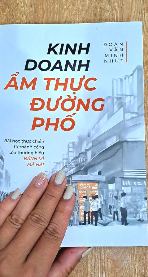 Cuốn sách rất chi tiết, có sẵn các bản đánh giá mặt bằng, bản chi phí nguyên liệu, cách tính lời lỗ mà mình chỉ cần điền là xài luôn
Thích cách tg bắt đầu bằng các câu chuyện tuổi thơ, rất Miền Tây, cảm giác cả tuổi thơ ùa về theo sách