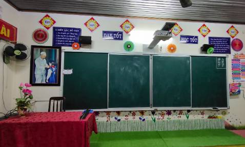 Vải đẹp, mềm, trải bàn giáo viên thấy sáng và đẹp.