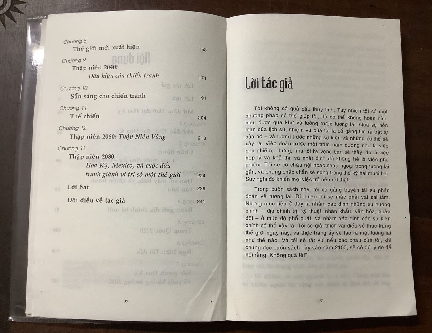 Cuốn này viết năm 2009 nên khi đọc năm 2020, mình có điều kiện đọc và chiêm nghiệm thêm.
Khác với những dự đoán thông thường, cuốn này đề cao Sự sụp đổ của Nga như một phần tất yếu.
Một số thông tin về sự lớn mạnh của Mexico cũng khá đáng ngạc nhiên.
Tuy nhiên, phần dịch thuật có một số chỗ mắc lỗi sai điển hình do người dịch chưa từng đọc tài liệu tương ứng bằng tiếng Việt.
Tóm lại, cuốn này đọc để biết thêm chứ đa phần những điều dự đoán ở đây khó thành hiện thực được.