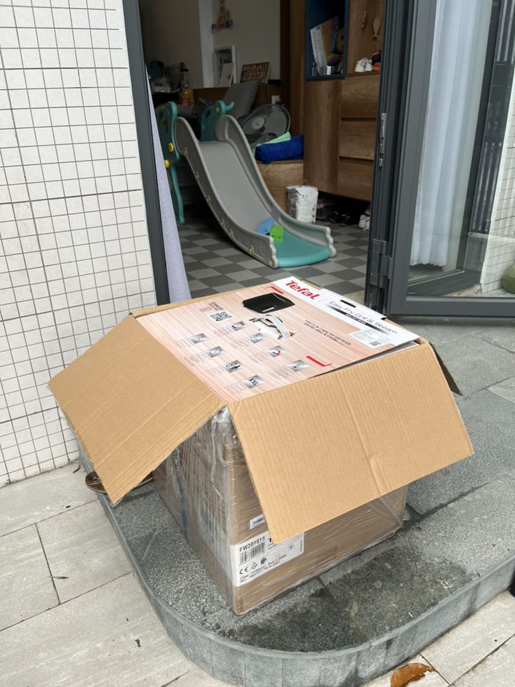 Nồi to hơn nồi cũ nhà mình nên rộng rãi hơn. Bên ngoài nhựa bóng đẹp sạch sẽ, dễ lau chùi, khay chống dính đỉnh quá, mình nướng, chiên xong để nguội bớt rùi ngâm rửa rất dễ. 
Có kèm thêm khay nướng bằng gang đã lắm, mình nướng thịt mềm thơm mà ko bị khô. Chức năng hấp mình chưa thử nhìu, mới hấp cá và hâm lại bún trụng thui mà thấy êm. 
So với nồi mình từng xài trong 2 năm qua thì nồi này hơn hẳn.