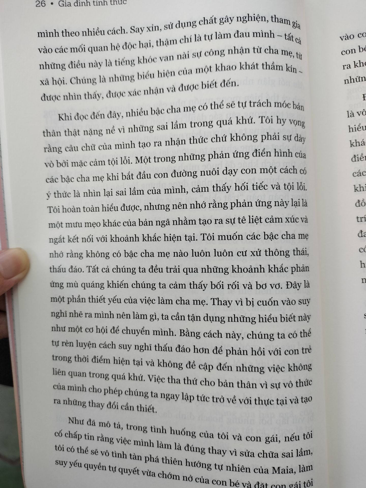 Một cuốn sách dành cho tất cả, không chỉ các bậc cha mẹ hay những ai sắp làm cha mẹ. Bản thân tôi đọc để nhận diện những lầm tưởng và tổn thương mà mình có từ thuở thơ ấu đến hiện tại với gia đình tôi, để hiểu mối quan hệ trong gia đình tôi và sự tác động của chúng lẫn nhau và có lẽ hàn gắn nó. Bước hành động rất quan trọng và là trọng tâm của cuốn sách mới nhất của tiến sĩ Shefali Tsabary, là phần tiếp theo của cuốn Làm cha mẹ tỉnh thức - một cuốn thiên lý thuyết cùng chủ đề. Ở ngay chương đầu tôi đã được tác giả khẳng định bằng lời và những câu chuyện bà kể về hành trình làm cha mẹ tỉnh thức với con gái của mình, rằng không ai sinh ra đã là một cha mẹ tốt hay sinh con ra là biết làm cha mẹ tốt, hiểu con ngay tức khắc. Đó là cả một quá trình bắt đầu từ sự vật lộn với bản ngã, là cãi vã và tan vỡ - không quan trọng tác giả có là tiến sĩ Tâm lý học bà vẫn phải cố gắng dần dần từ đống đổ nát giữa mối quan hệ mẹ - con, bà phải cố gắng, phải nhìn lại mình - phản tư, nhìn lại những gì mình đã gây ra và nhận thức thật rõ ràng những mô thức độc hại từ văn hoá, từ sự cố chấp, từ kinh nghiệm của bậc phụ huynh trước vô tình "truyền lại", bản năng,... từ đó mỗi khi nổi lên những định kiến vô lí đến từ bản ngã, bà có thể chấp nhận bỏ qua chúng với cái tâm sáng suốt, tĩnh lặng để đi đến mối quan hệ tốt lành với con cái. Đó là cả quá trình và ai cũng có thể đi trên con đường đó cùng con cái.  Sách còn nhiều nội dung hay lắm. Mọi người cứ đọc dần.