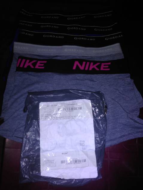 Gia đình shop *** đảo. Tôi nhận hàng không kịp kiểm tra ngay lúc giao. Mang về rồi mới bóc ra xem thì không đúng. Hàng giao mẫu mã không giống trên tiki, ***, hàng không có tem mác, biết *** size bao nhiêu. Mọi người đừng mua hàng ở tiki nữa. Bọn tào lao. Mua 5 cái quần lót mà ôm bực vào người