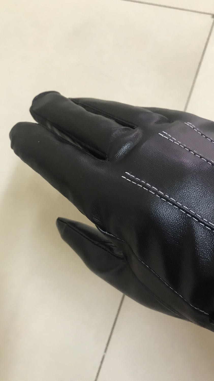 Găng tay da rất mềm. Độ co giãn cao, mặt bên trong có lớp lót lông đeo cảm giác êm tay và mềm mại. Hàng như mô tả cảm ứng điện thoại rất tốt. Đeo đi xe máy thì tiện lợi. Không sợ trời mưa. Đi mưa về lau cái là ok rồi. Sản phất tốt, ủng hộ shop 5 sao.