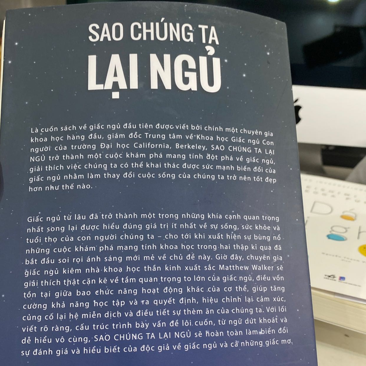 Một quyển sách giúp chúng ta hiểu về giấc ngủ và tầm quan trọng của giấc ngủ khi đọc quyển sách này tôi đã ngủ đủ tám tiếng một ngày để giúp cho cơ thể và tinh thần của mình luôn khỏe mạnh vào ngày hôm sau
Đừng bao giờ nghĩ về việc ngủ bù vào lúc khác sẽ giúp cho ta lấy lại được tinh thần nhưng không phải như vậy 
chúc bạn luôn nhiều sức khỏe Một quyển sách giúp chúng ta hiểu về giấc ngủ và tầm quan trọng của giấc ngủ khi đọc quyển sách này tôi đã ngủ đủ tám tiếng một ngày để giúp cho cơ thể và tinh thần của mình luôn khỏe mạnh vào ngày hôm sau
Đừng bao giờ nghĩ về việc ngủ bù vào lúc khác sẽ giúp cho ta lấy lại được tinh thần nhưng không phải như vậy 
chúc bạn luôn nhiều sức khỏe