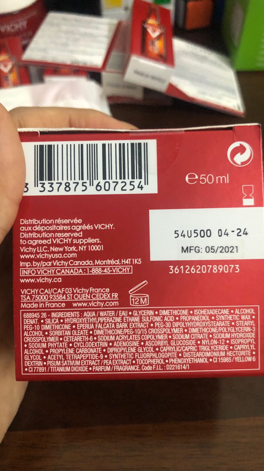 Đã nhận được hàng. Date khá xa. Mua hàng vichy oficial thì khá yên tâm. Loại kem này sử dụng thẩm thấu tốt mang lại cản giác mịn màng nhẹ nhàng rất thích. Đợt này lại được tặng thêm tinh chất dạng nước rất thích!