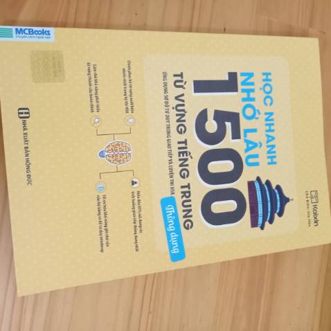 Sách có nhiều màu sắc đẹp hài hòa, bố cục rõ ràng, không hề bị khô khan, MCBooks còn hỗ trợ phần audio để luyện nghe nữa.Điều duy nhất mình thấy thiếu là sách không hỗ trợ phần nghĩa Hán Việt kèm theo mà chỉ có từ tiếng Trung, pinyin và giải nghĩa sang tiếng Việt thôi. Mình luôn học kèm theo nghĩa Hán Việt để mở rộng trường nghĩa của từ mới hơn. Nhưng nếu mà mọi người học mà không cần Hán Việt thì quyển sách này sẽ đáp ứng đủ hết tiêu chí nha!
Tiki giao hàng nhanh trong vòng 1 ngày đã nhận hàng, dù đôi chỗ bị móp nhẹ do vận chuyển nhưng không sao hết!