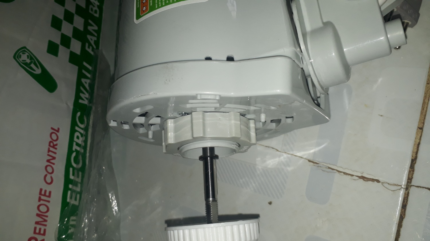 quat nhìn đẹp, chạy được,  nhưng đều mình không thích những chổ đã bị bể. cho mình đổi lại. mình ngại phải đổi lắm, mong gửi hàng lại cho mình tốt hơn. cảm ơn!