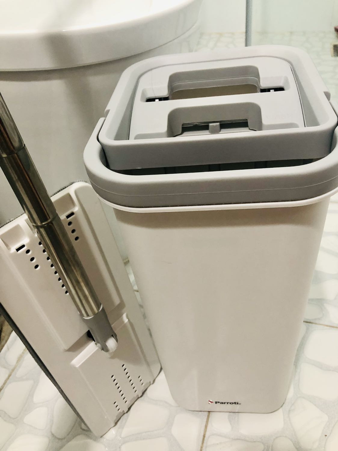 Hàng giao đúng hẹn, đóng gói cẩn thận, có bao túi đựng riêng, đã dùng thử và rất hài lòng, lau kiếng không bị tiếng kêu rít, lau nhẹ qua đã sạch bong kin kít gương, mình rất hạnh phúc vì đã quyết định chọn mua sản phẩm của Parroti, cảm ơn Parroti nhé 🥰