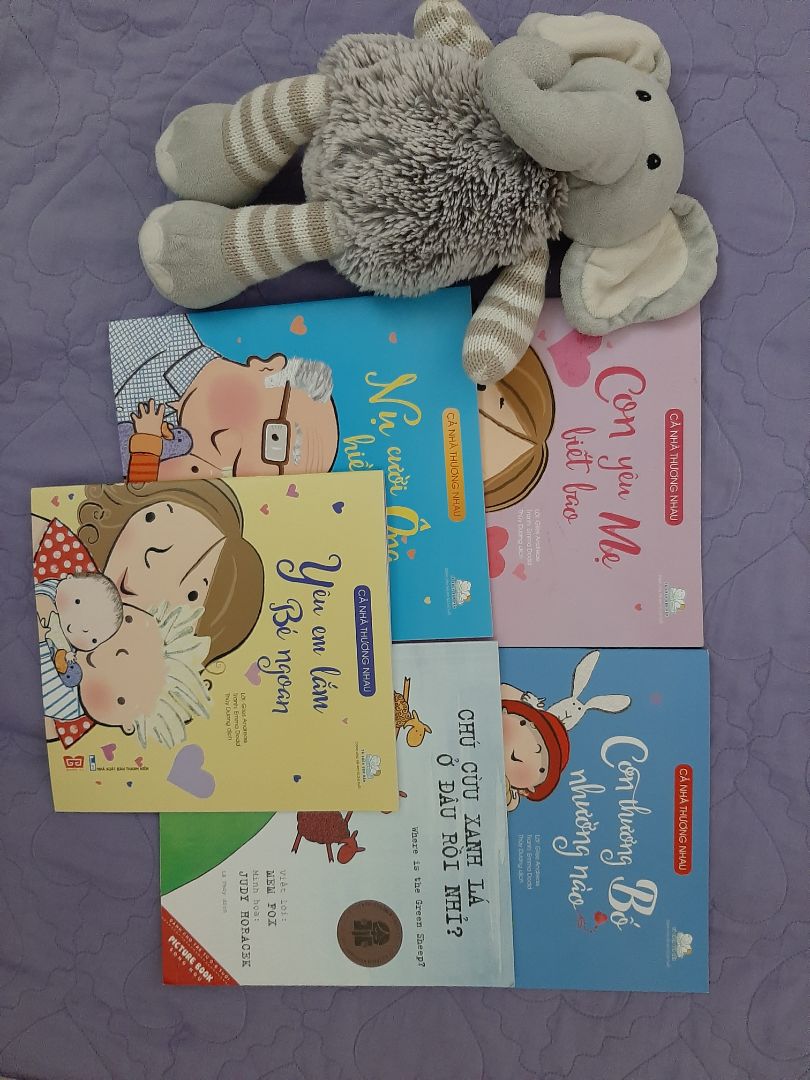 Rất nên mua cả bộ. Mình vốn rất thích những câu từ có vần điệu như thơ, và hơi tiếc là biết đến bộ này hơi muộn. 
hình vẽ đơn giản, rất dễ thương, thơ nhẹ nhàng, rất hay.