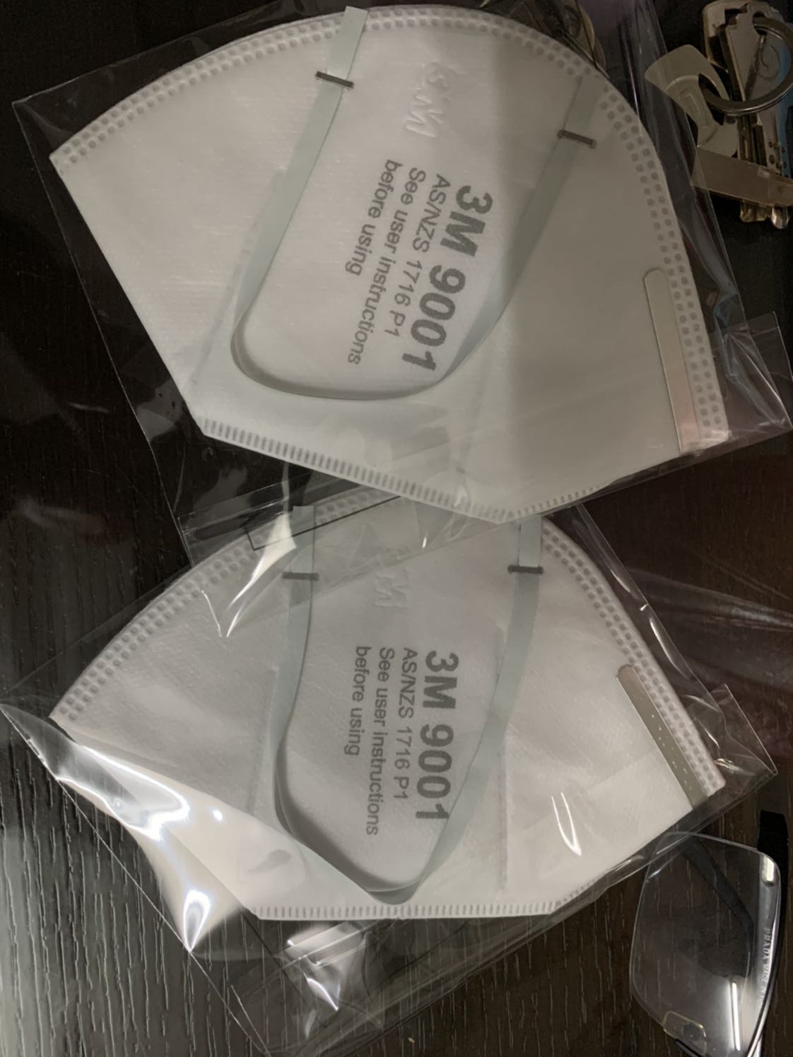 Mình đặt trên tiki thấy giá hợp lý, app báo mất 1 tuần giao hàng nhưng sau 4 ngày đã nhận dc hàng, đóng gói cẩn thận, khẩu trang dùng ôm mặt, ko đau, dễ thở. Nói chung hài lòng. Mua khá nhiều sản phẩm của tiki và đều thấy ổn