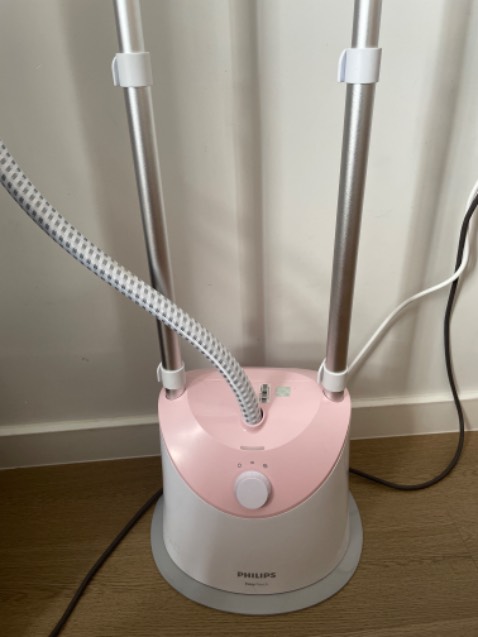 quần áo thẳng nhanh bất ngờ
Lần đầu dùng nên ko để ý hãng có cho bao tay, mn nên dùng để tránh hơi nước nóng phà trực tiệp vô tay dễ bỏng. 
Này mà có thêm miếng chặn dọc giữa 2 thanh để tiện là áo phẳng thì tiện hơn nữa.