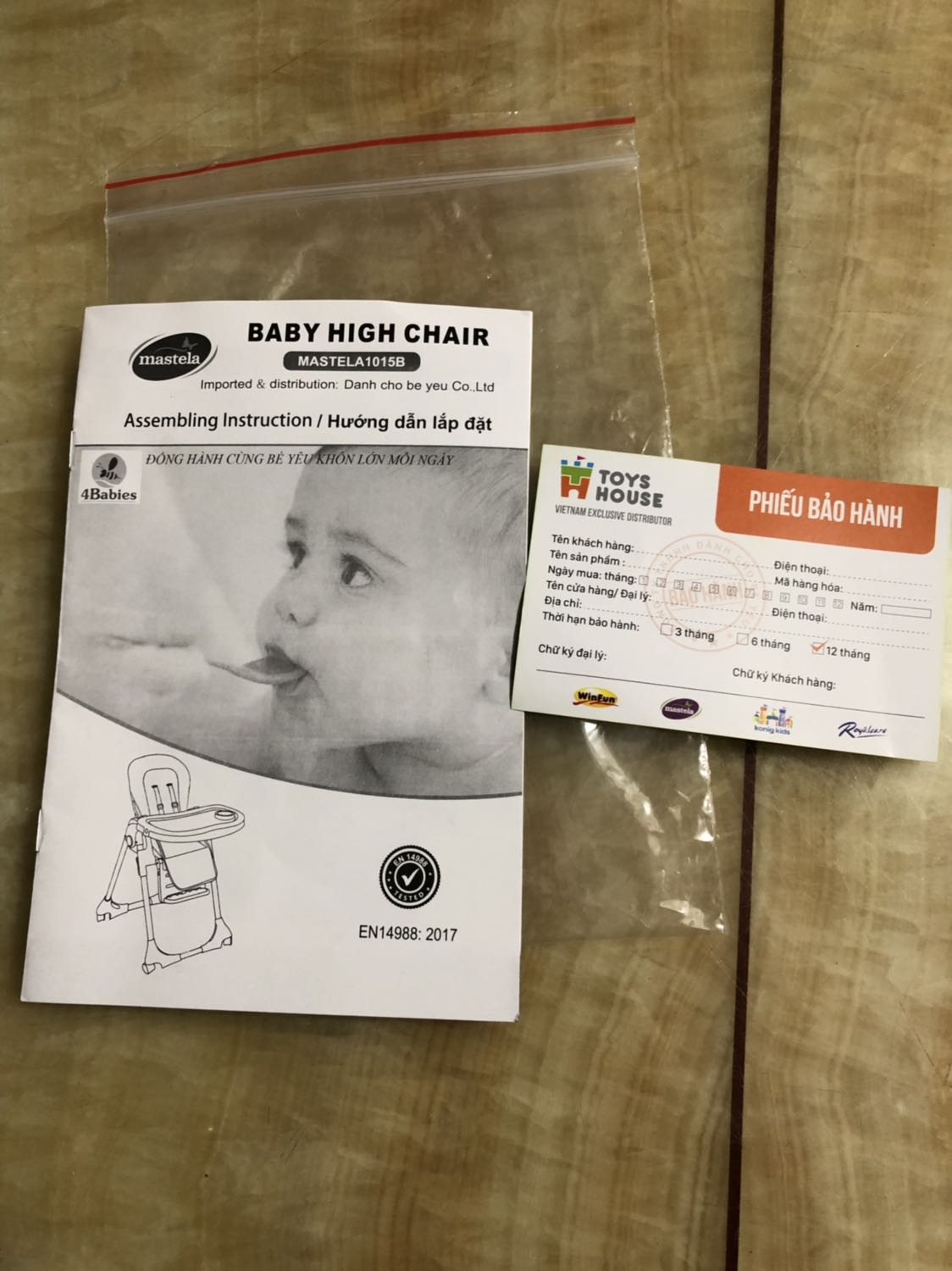 Thật ra mình có đi xem qua ghế mastela này ở các shop mẹ và bé, bibomart, shop trẻ thơ, v.v.v.v....  rồi nhưng nay đặt mua trên tiki. Hàng giao y hình, ghế rất chắc chắn, cứng cáp, có bánh xe cao su nên di chuyển rất nhẹ nhàng, nâng lên hạ xuống phù hợp vs các loại chiều cao của bàn ăn gia đình, giao hàng đúng mẫu, màu đẹp , mình mua đợt giảm giá còn 1tr365 của shop Gấu và bí ngô. Hàng đóng gói vận chuyển xa mà ko bị hỏng hóc, nứt bể vỡ, ko trục trặc gì cả . Không biết sau 1 thời gian sử dụng thì ghế sẽ thế nào?? Chỉ có điều mình thắc mắc là sp có bảo hành nhưng mua hàng trên tiki thì chế độ chính sách bảo hành ra sao????