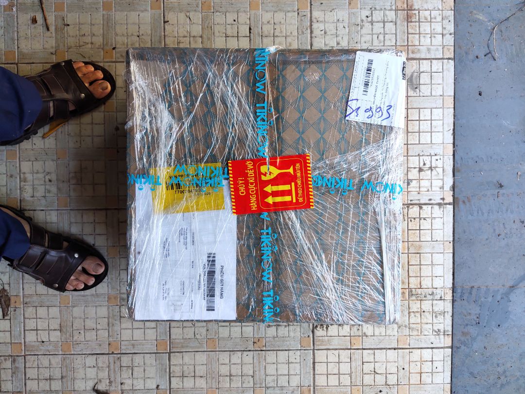 mới nhận hàng, đóng gói cẩn thận, đèn đẹp. một đèn gồm có 1 panel, 1 đèn, 1 remote, góp ý nhẹ với shop : nên tặng thêm cho khách hàng 2 viên pin remote và tắc kê lắp đặt đèn và panel
p/s về chất lượng do mới nhận chưa thử sẽ đánh giá sau.