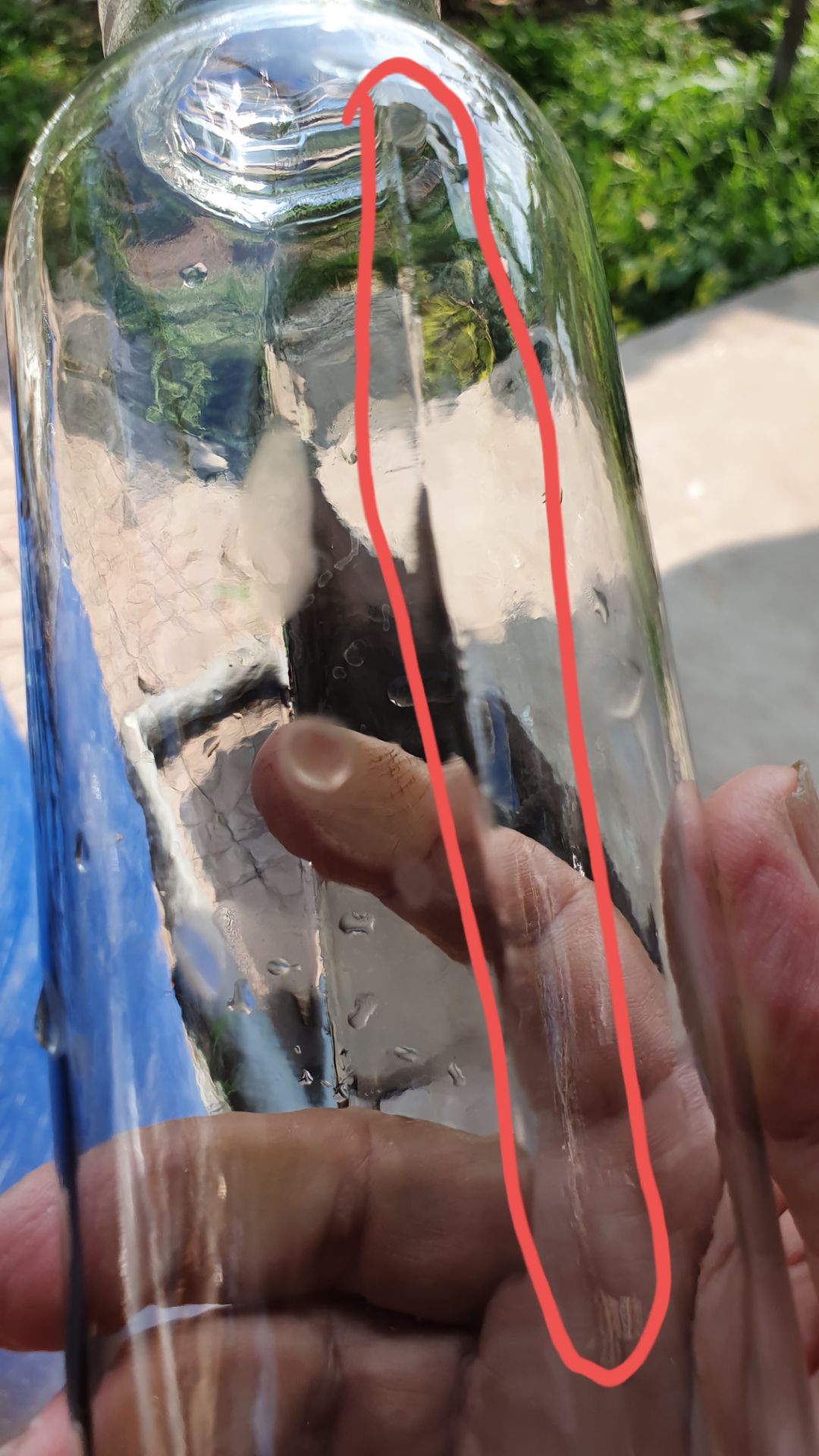 Hàng bị lỗi trong sx: có một đường rãnh sâu giữa chai chạy dọc thân chai làm cho chai không tròn. Đã mua nhiều lần từ Tiki, nhưng hôm nay không hài lòng về khiếm khuyết trên.
Để giữ uy tín của mình, Tiki nên đè nghị các shop nên công khai khiếm khuyết của sp, khách hàng nào chấp nhận thì đặt hàng. Xin cám ơn