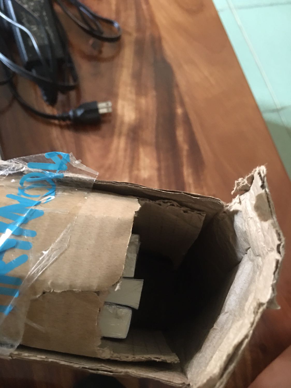 Sách chính hãng sách đẹp , mình đi làm về nhờ người nhà nhận dùm , người nhà mình không check hàng mà hàng lại bị mở trước và hộp ngoài rất nhăn nhó chứng tỏ bên giao hàng rất mạnh tay