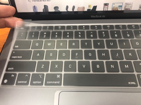 đúng hãng, đúng chất lượng, kích thước vừa vặn tỉ mỹ, màu sắc trong mờ hợp với grey của MacBook mặt phím đen