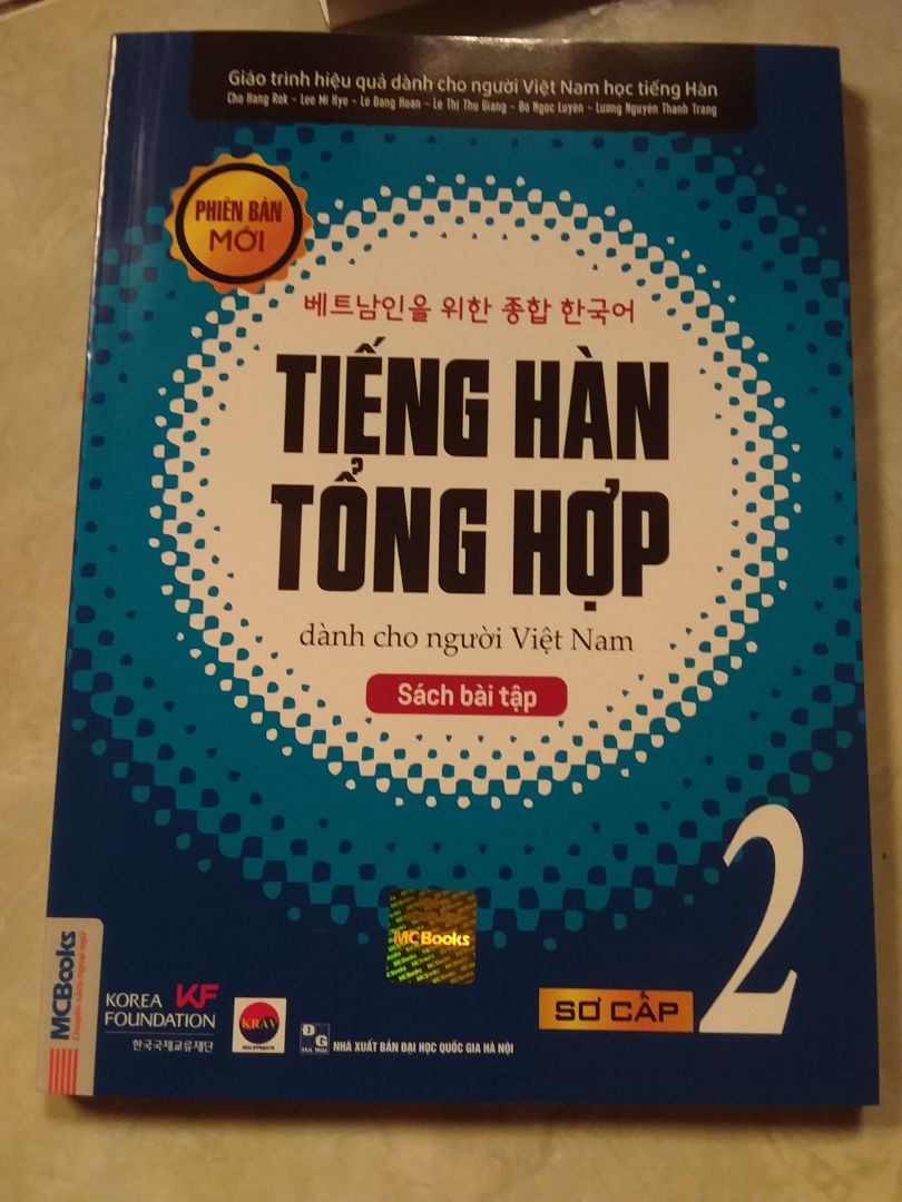 mua cùng với giáo trình, mua bản 2019 mà được giao 2020, rất vui a. đúng là mua của NXB có khác, mỗi tội không được dùng bookcare. quyển sách bài tập sơ cấp 1 thì keo dán hơi tệ, bị bung trang khi học bài gần cuối, không biết quyển này có như thế k, chưa thử a