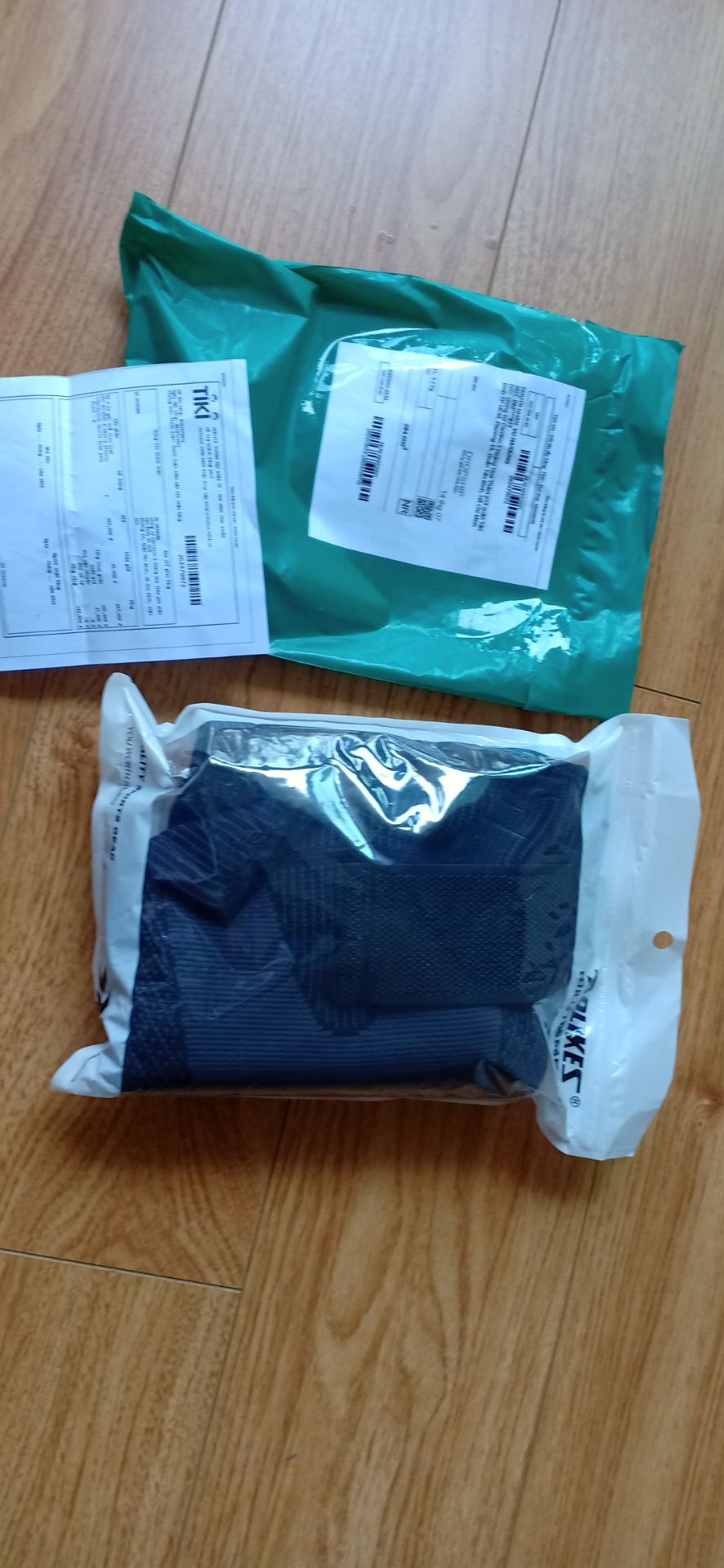 sp đẹp , đóng gói cẩn thận, giao hành nhanh Tuy nhiên hơi rộng, lỏng so với chằn mình nên cảm giác không bó chặt ở gối. shop vui lòng đổi cho mình sz nhỏ hơn được không?