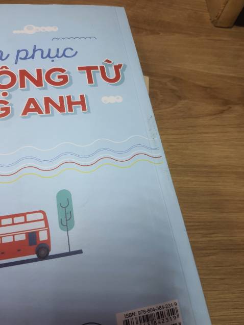 Sách giao siêu nhanh, đóng gói rất kĩ và cẩn thận nhưng sách vẫn bị quăn góc. Mĩnh nghĩ sách quăn góc không phải là do đơn vị vận chuyển vì shop đóng gói rất kỹ, khi mình nhận được hàng thì bìa sách khá bụi và cũ, có vệt đen, bị quăn góc. Nó làm cho cuốn sách khá mất thẩm mỹ nhưng mà may sao bên trong vẫn sạch sẽ, giấy in tốt. Mình - 1 sao do shop không kiểm kĩ hàng trước khi gửi nhé! Còn lại thì sách rẻ, đẹp, có bài tập làm cho nhớ lâu.
