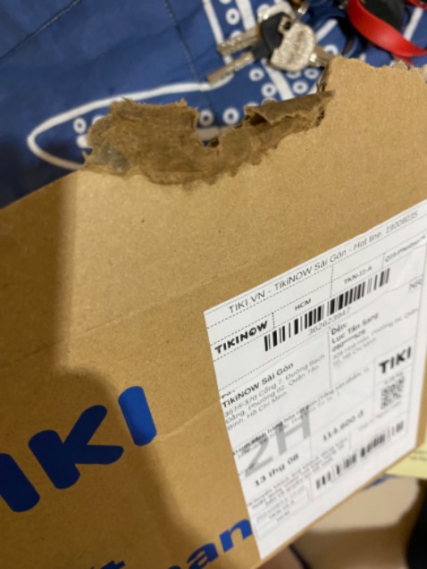 Hộp bị ướt, đóng gói cẩu thả, sách bị đè quăng góc. Lần đầu tiên mình gặp vấn để về việc đóng gói của tiki.