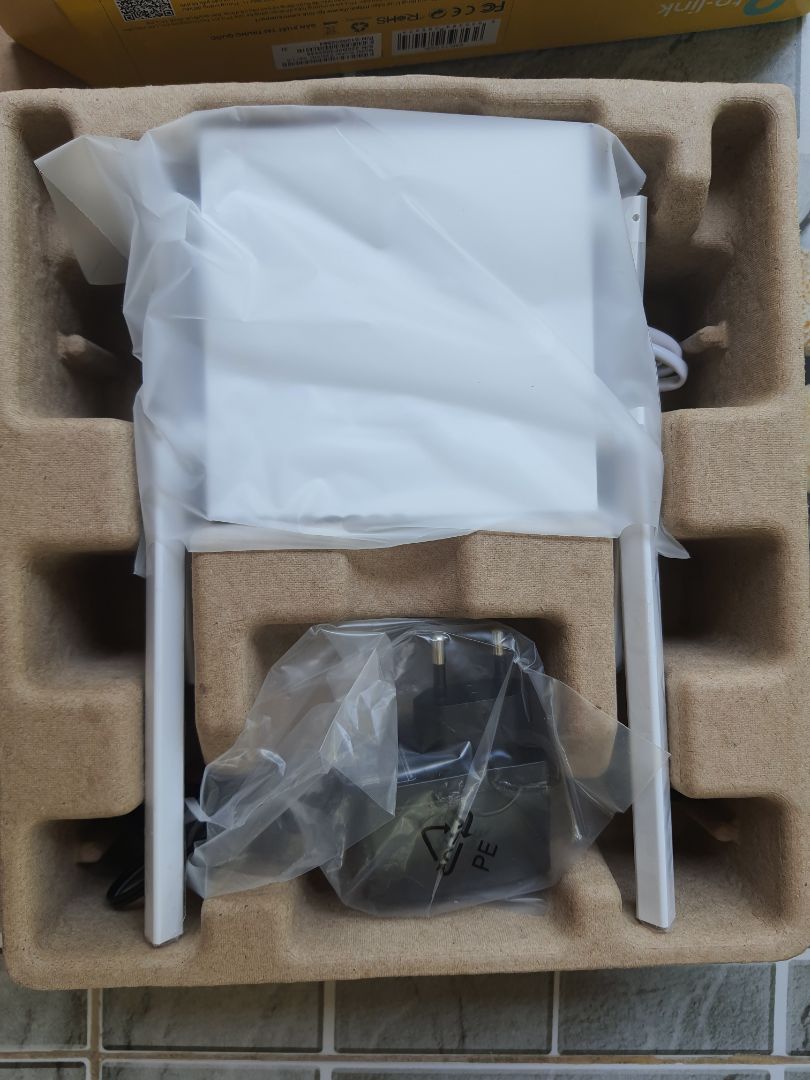 Nhận hàng trưa nay 20/5/21
Ko cần cài đặt,  chỉ cắm dây mạng vào cổng WAN dùng luôn 2 băng tầng có sẵn  (user vs pass  Có in ở mặt dưới thiết bị). ban đầu thấy ổn. mình sẽ *** tốc độ đăng lên sau nhé!