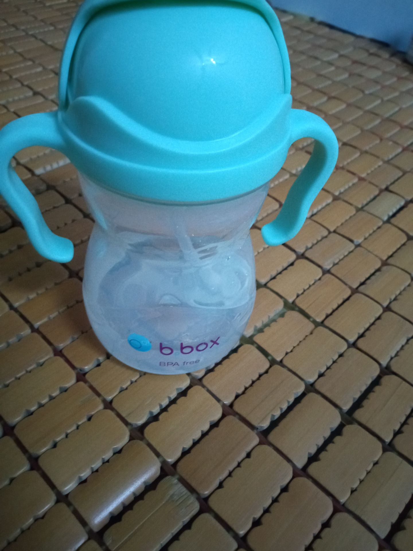 kiểu dáng dễ thương, bé mình đã biết uống nước. k bị sặc hay đổ nước ra ngoài.