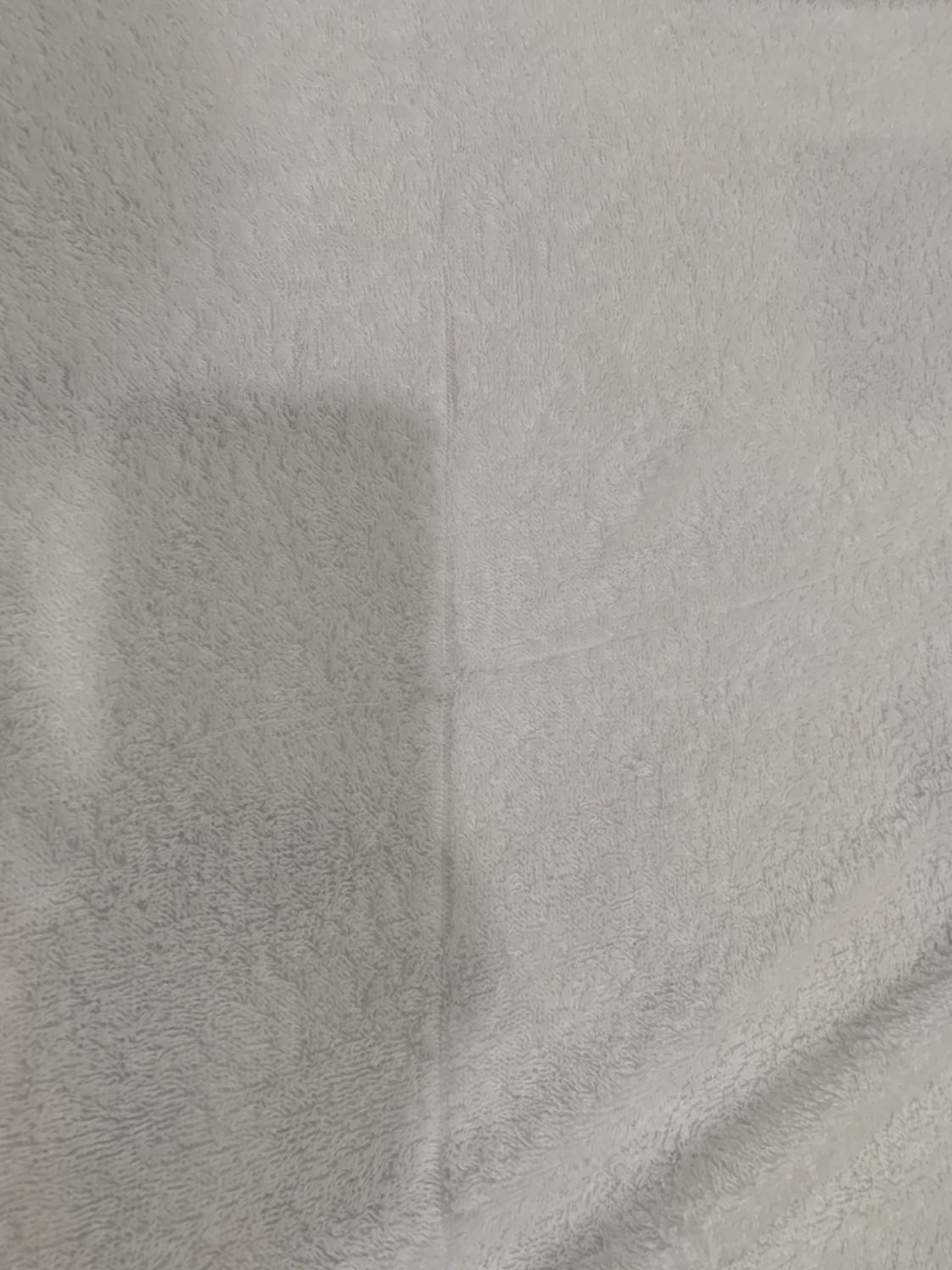 Tôi đã nhiều lần mua hàng tiki nhưng chưa bao giờ thất vọng như lần này. Tôi đã đăng nhân xét về sp khi tôi bóc hàng và thấy đủ 2 cái, khăn tuy ko dày như quảng cáo nhưng có thể chấp nhận được. Nhưng đến khi tôi giũ ra đi giặt để sử dụng thì thất vọng tràn trề, khăn bị lỗi đường dệt rất nhiều, tôi chụp lại gửi kèm. Shop làm ăn mất uy tín, bán hàng như *** đảo vậy. Một lần thôi, lần sau là  kệch luôn, ko bao giờ mua nữa.