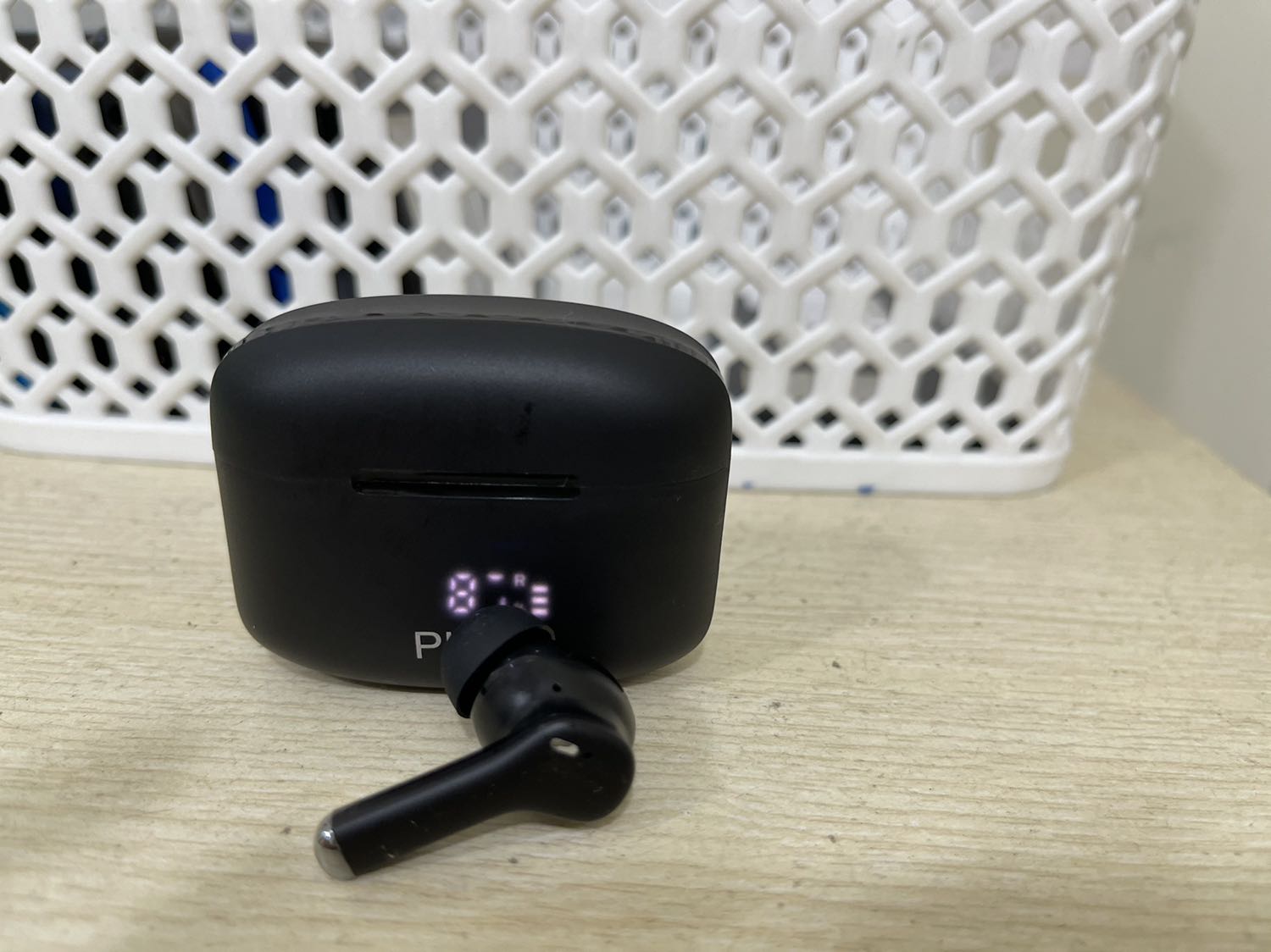 Tai nghe gia công đẹp, kiểu dáng thời trang, đeo rất thoải mái, hàng mới nguyên seal rất an tâm, sạc type c rất nhanh đầy điện, tiện lợi, hộp sạc cũng tích được kha khá điện, tai nghe xuất sắc trong tầm giá