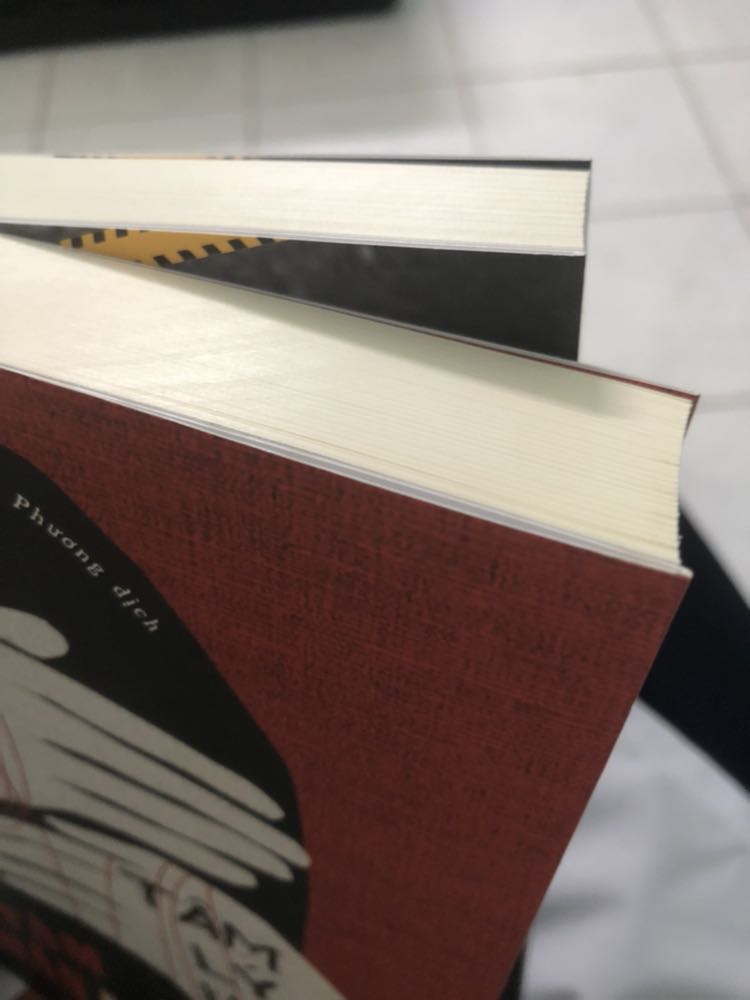 sách đa phần rất đẹp, các góc k bị gấp hay gãy nhưng mà hơi thất vọng vì trang đầu bị bẩn ở góc như vậy. Mong sẽ kiểm duyệt sản phẩm tốt hơn trước khi giao cho khách như vậy