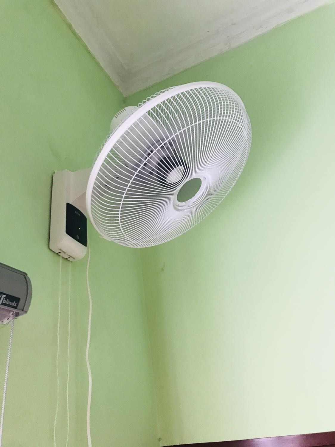 Thùng đựng cũ rích có dấu hiệu dán đi dán lại nhiều lần, quạt bám bụi dơ, remote bị gãy chốt, lồng quạt thiếu nắp, thiếu tắc kê. Hạn hán lời!