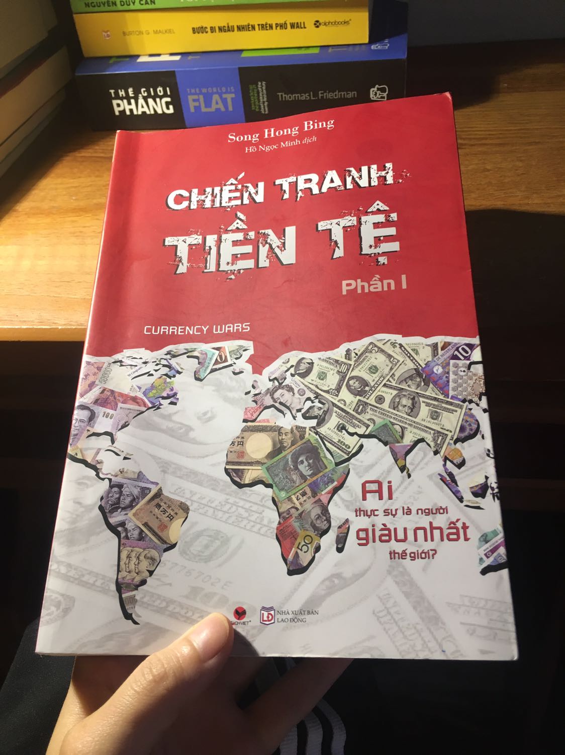 Giao hàng nhanh, nội dung sách rất hay, dành cho những ai thích kinh tế và muốn tìm hiểu sâu hơn về bản chất của tiền tệ. Sẽ cố gắng mua nốt phần ll và phần lll ?