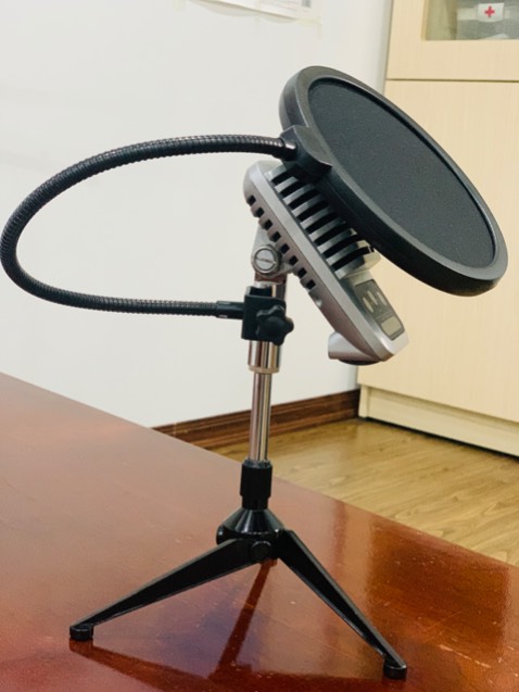 Chân đế chắc chắn, gắn mic nặng lên cũng rất yên tâm. Chân đế chắc chắn, gắn mic nặng lên cũng rất yên tâm.