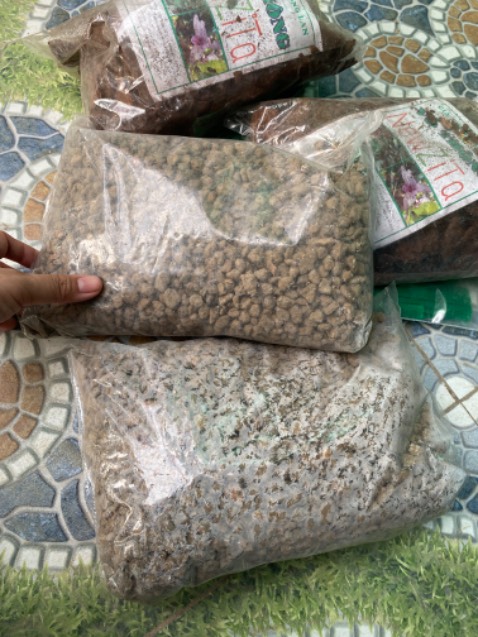 Ủa đặt size 5-8 mà? Sao nhỏ tí vậy? Thùng đồ thì rách toạt ra