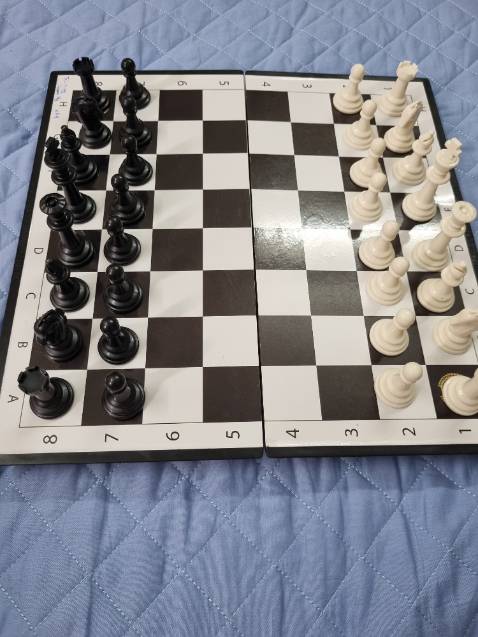 Bộ cờ vua rất đẹp, nam châm dính tương đối chắc, bé rất thích