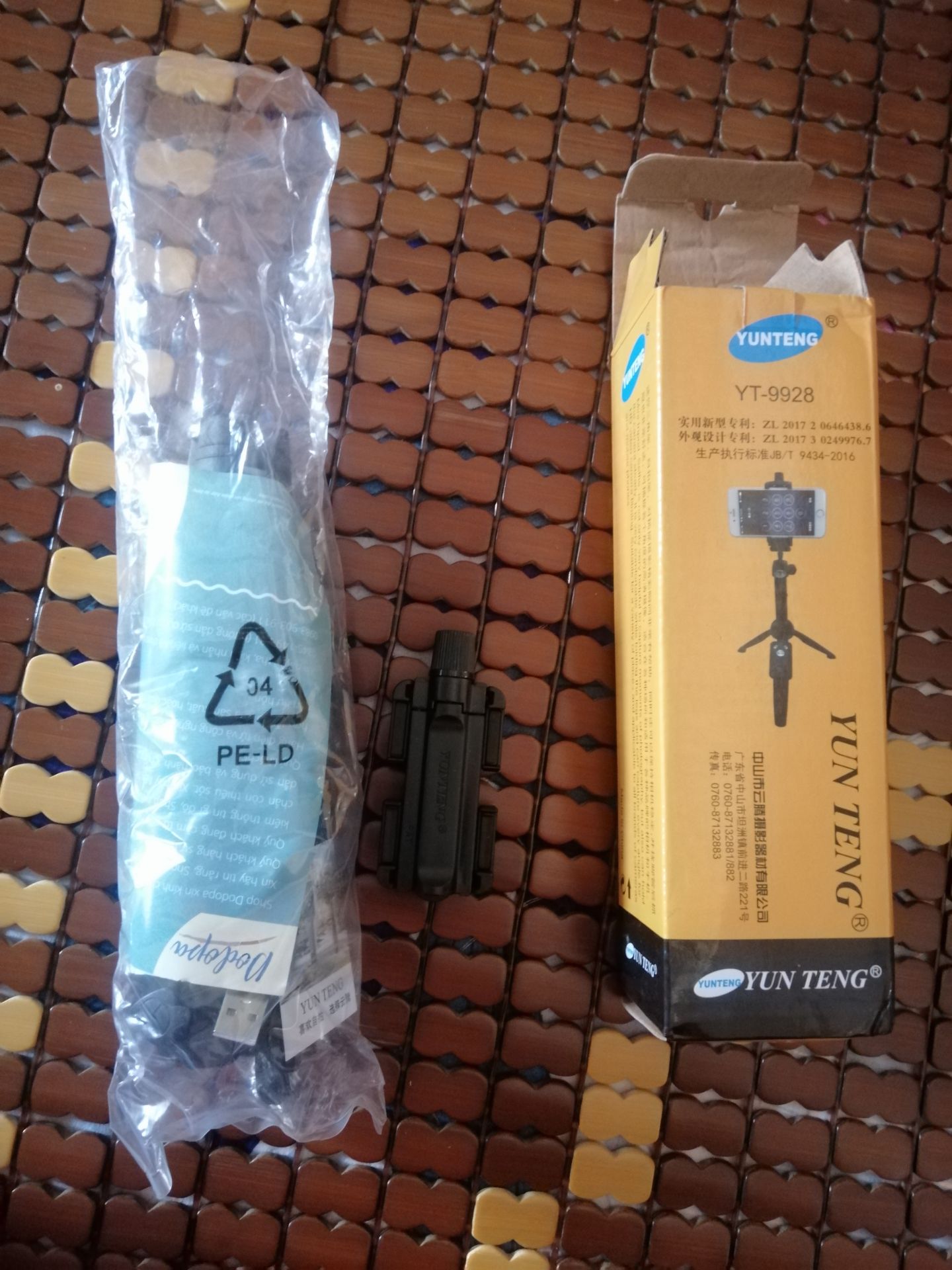 Đóng gói kỹ. Kẹp đt rất chắc chắn, đứng khá vững nhưng chân trụ hơi nhỏ nên cảm thấy lo lo. Thanh nhỏ trên cùng hơi lỏng nên hay dễ bị tụt xuống. Điều khiển chụp hình ok.