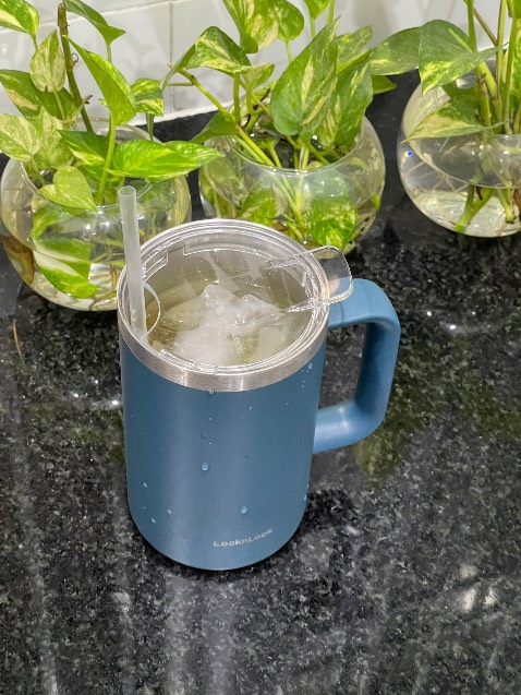 Ca giữ nhiệt quá chất lượng luôn ạ. Thân bình là lớp sơn nhám chống trầy, tay cầm chắc chắn cầm gọn tay. Có 3 màu lận nhưng anh nhà thích màu xanh để couple với má hihi. Giao nhanh khỏi nói rất tiện còn giá tốt nưa chứ 😊😊😊 Nhà mình có nhiều ca với ly cua Lock khác nhau lem dự định là cuối năm đủ collection dùng bao đã