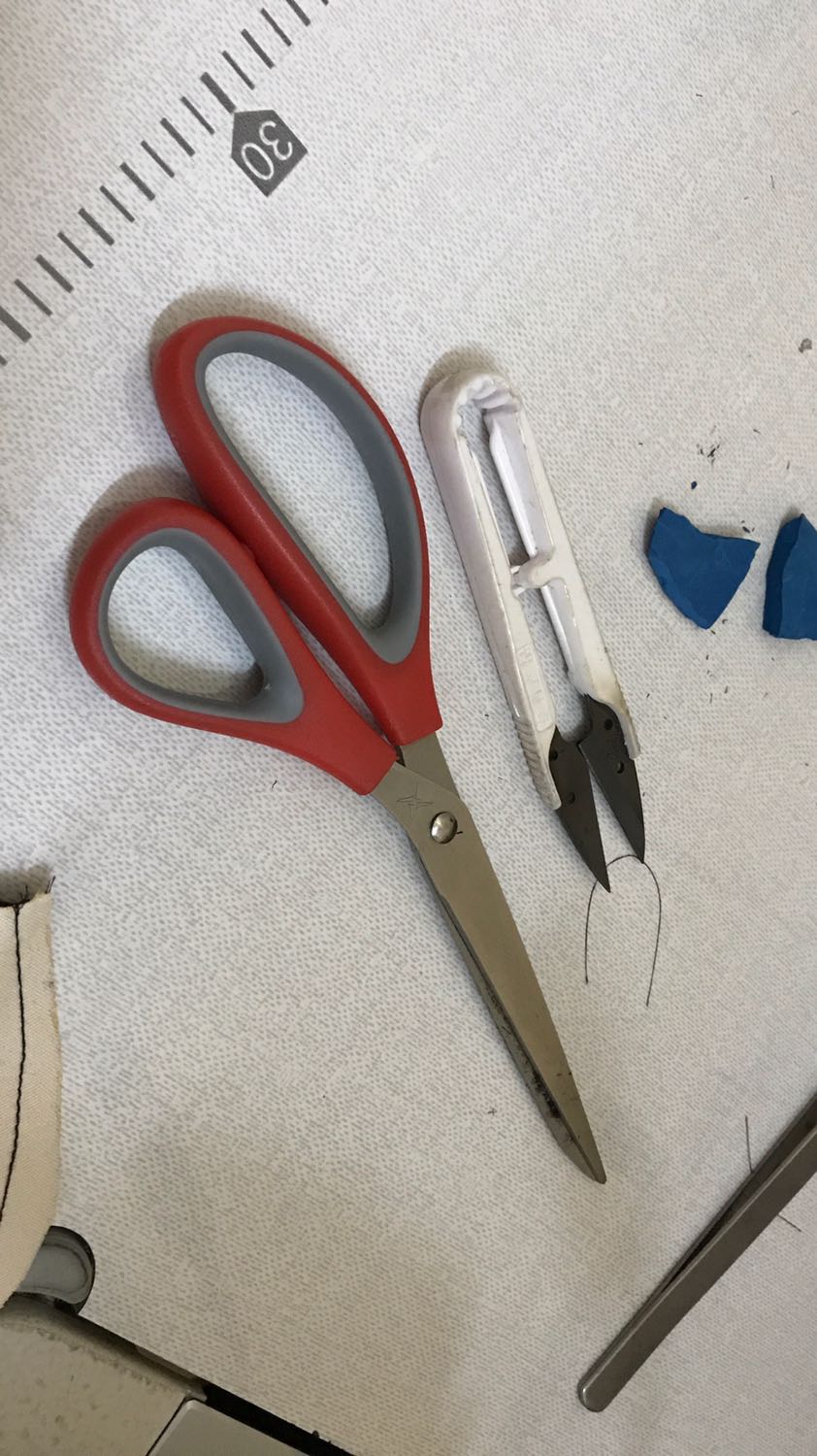 Kéo mua dinh de cắt vai ma khi nhận hàng thi  thay mặt cười. Kéo nho  xíu như vậy ma de cat cai gì. De cho con mih cắt giấy thi dc