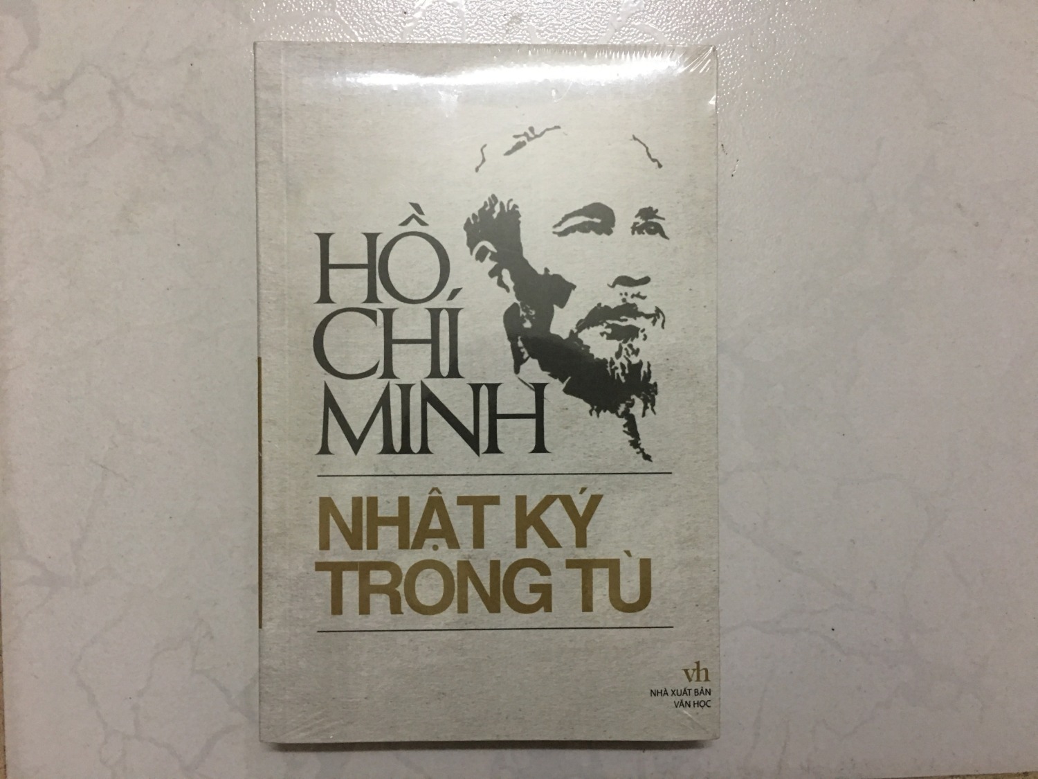 Sách hay,có dịch thơ,dịch nghĩa,phiên âm đầy đủ.Nếu sách này in trên giấy dày hơn thì sẽ đẹp hơn